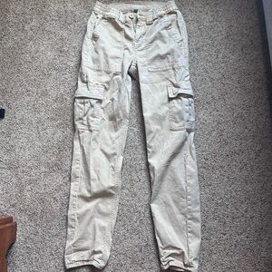 Stretchy American eagle cargo pants, cream colored (00)!!!